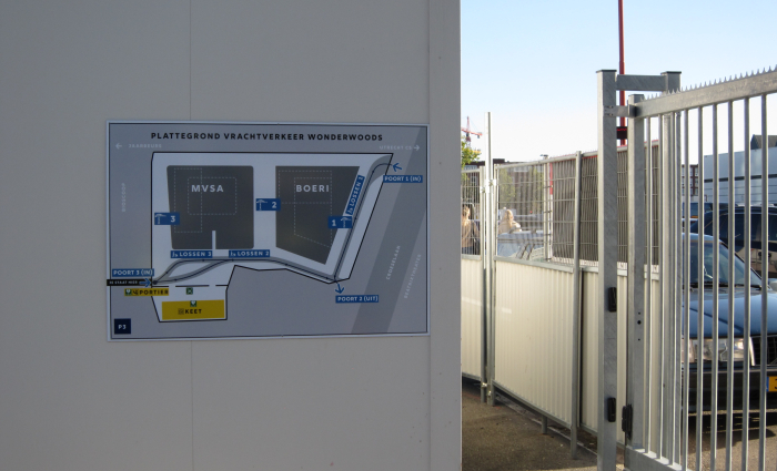 BP - Bouwplaatbord bij schuifhek.JPG