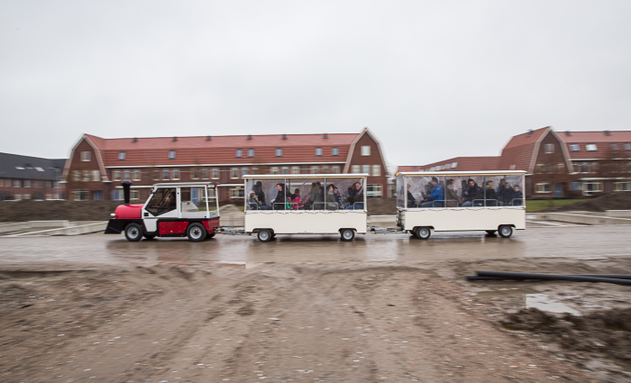 Kopers per minitrein naar de bouwlocatie in Wateringen.jpg