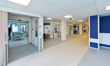 gang IC met zicht op patientenboxen.jpg