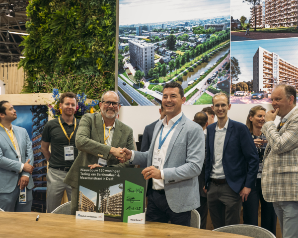 Ondertekening turnkey-overeenkomst op de PROVADA door Tomas Schütz van Woonbron (links) en Patrick van Adrichem van Boele & van Eesteren (rechts)